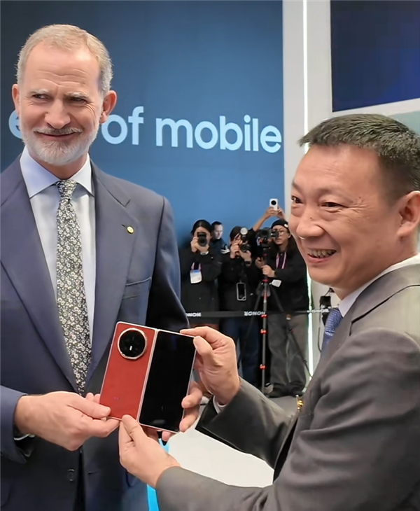 西班牙国王现身MWC 2026荣耀展台!李健亲自接待 赠送荣耀Magic V6