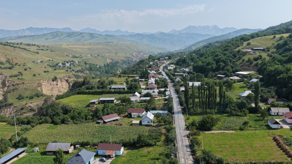 ↑这是5月9日在吉尔吉斯斯坦贾拉拉巴德州拍摄的中吉乌铁路项目9标项目部修缮的村庄道路。