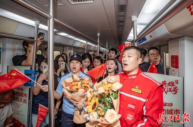 先进模范们在专列内高声歌唱《我和我的祖国》。 记者陈亮 摄