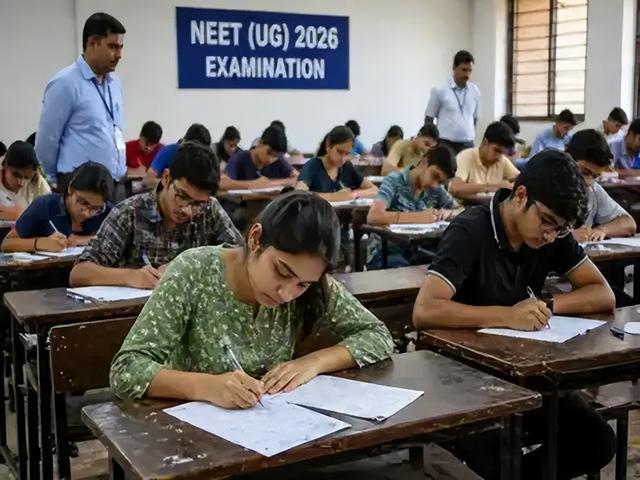 今年5月举行的“医学高考”期间，考生正在答题。（图源：The Economic Times）