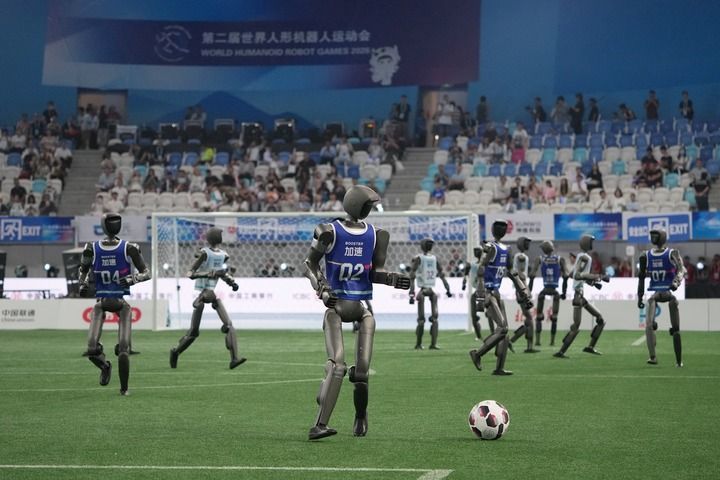 在第二届世界人形机器人运动会上，机器人在进行足球7V7表演赛（2026年8月22日摄）。新华社记者 鞠焕宗 摄