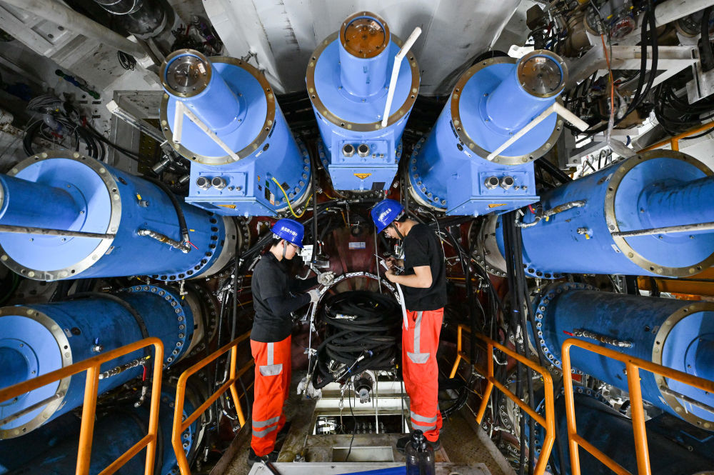 2025年6月18日，在天津自由贸易试验区天津港东疆片区的中铁工程装备集团（天津）有限公司，组装人员在即将出口意大利的盾构机内作业。