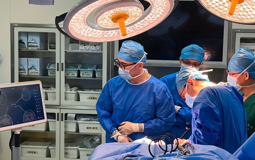 2023年10月24日,洪波教授带领团队设计研发的NEO在宣武医院成功进行首例临床植入试验 / 刘定坤 摄