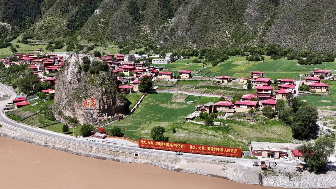 图为江达县岗托镇岗托村。