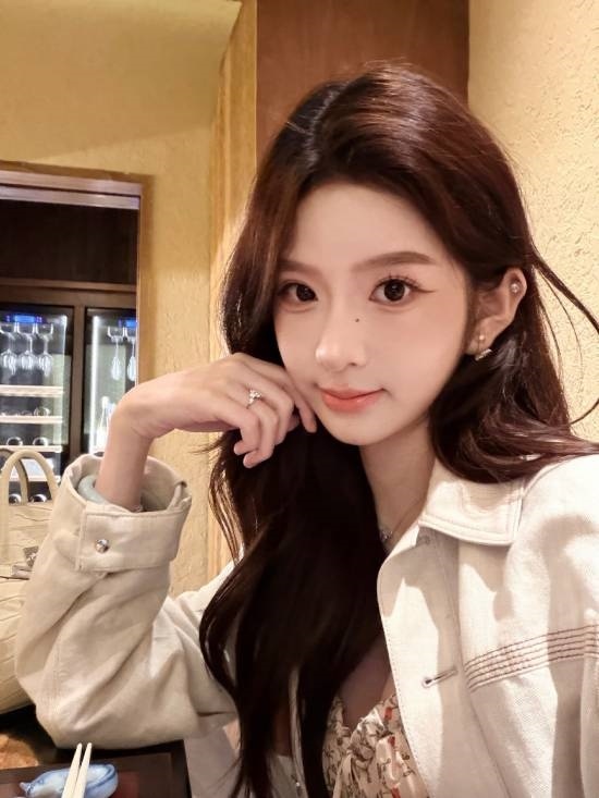 卢本伟老婆晒赵灵儿COS：当牛马打工 为家添砖加瓦