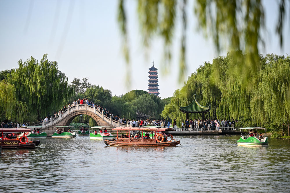 10月2日,游客在江苏扬州瘦西湖风景区游览。新华社记者 陈晔华 摄