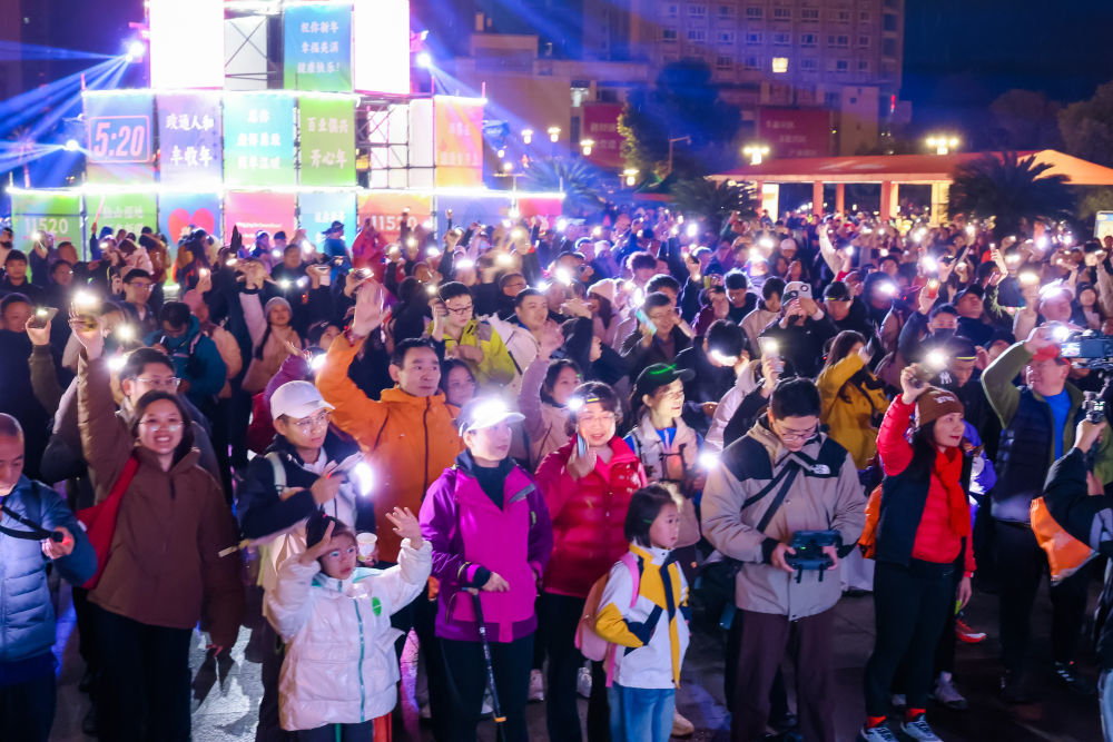 图为参加缙云登高活动的群众。新华社发