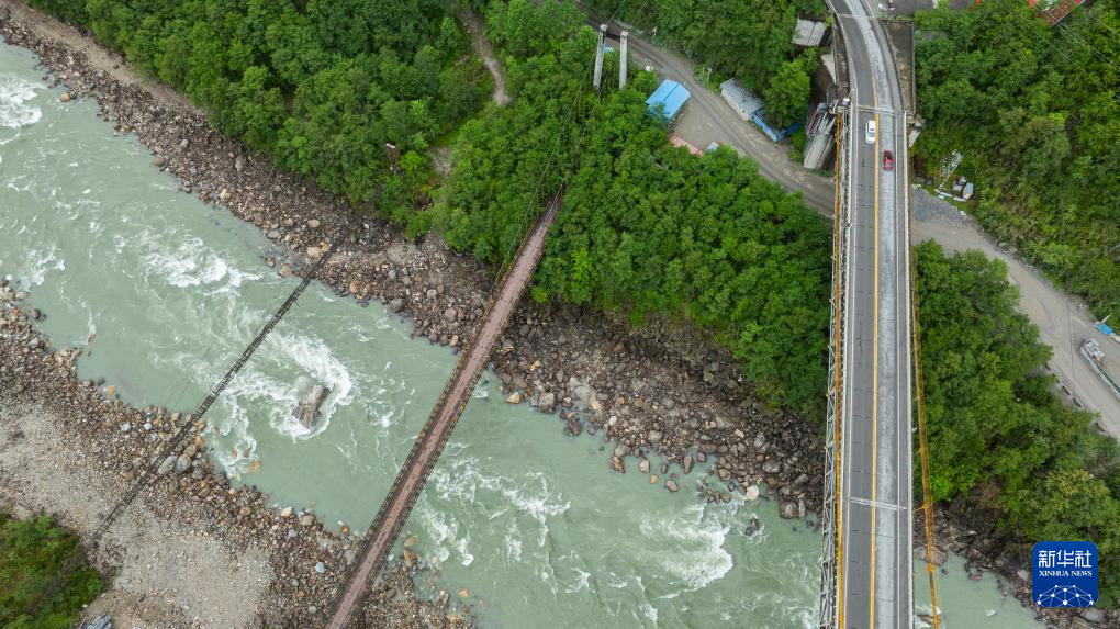 这是川藏公路通麦路段三座建于不同时期的通麦大桥(2026年5月14日摄,无人机照片)。