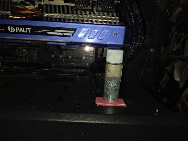机箱内藏定时炸弹 玩家竟用镓瓶当显卡支架！漏了就全毁