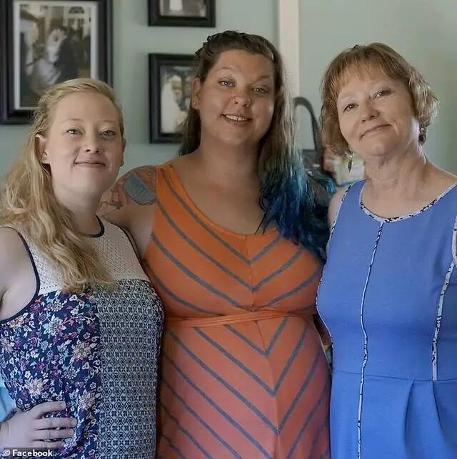 蕾妮的母亲(右一)