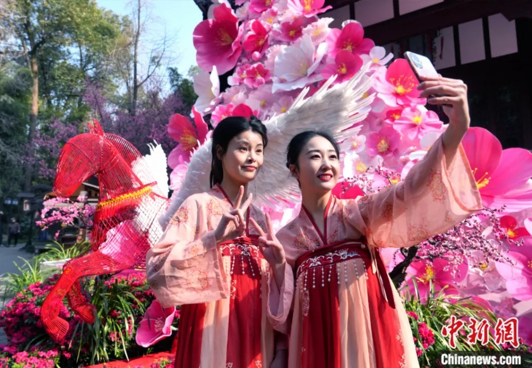 2026年2月13日，以“大雅中国年 人日游草堂”为主题的2026年成都杜甫草堂博物馆春节系列文化活动正式启幕。图为游客着古装合影留念。 中新社记者 安源 摄