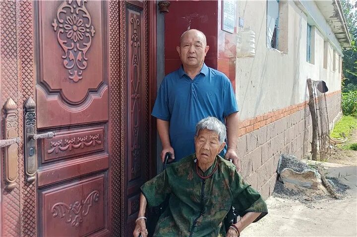 1.赵友喜和母亲在一起.jpg