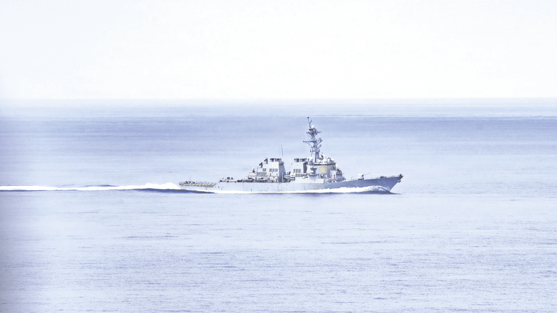 7月23日,“本福德”号在南海航行。(美国海军)
