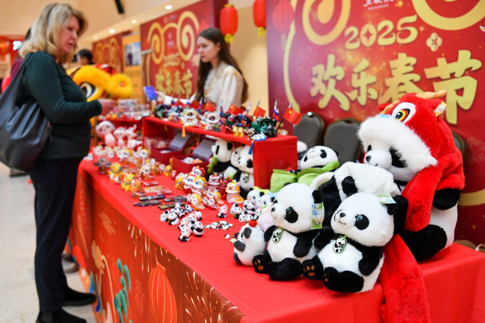 2025年1月28日在俄罗斯莫斯科举行的新春庙会活动上拍摄的文创产品。