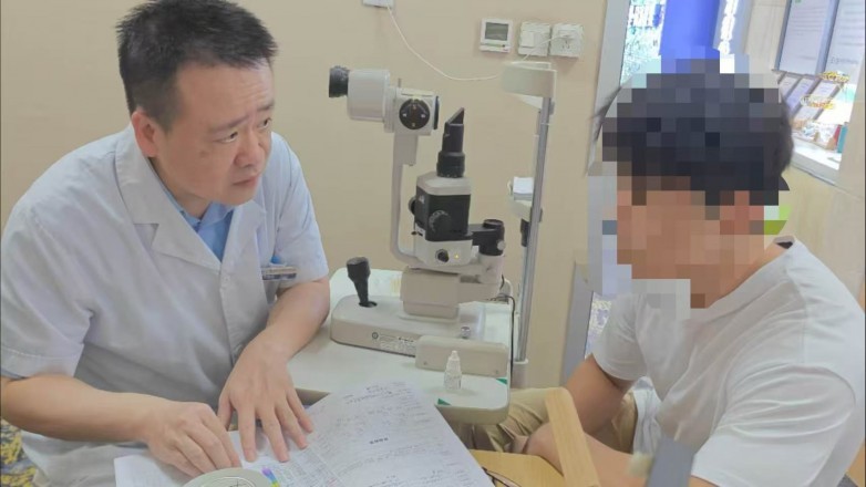 牛主任在位赵先生讲解手术方案.jpg