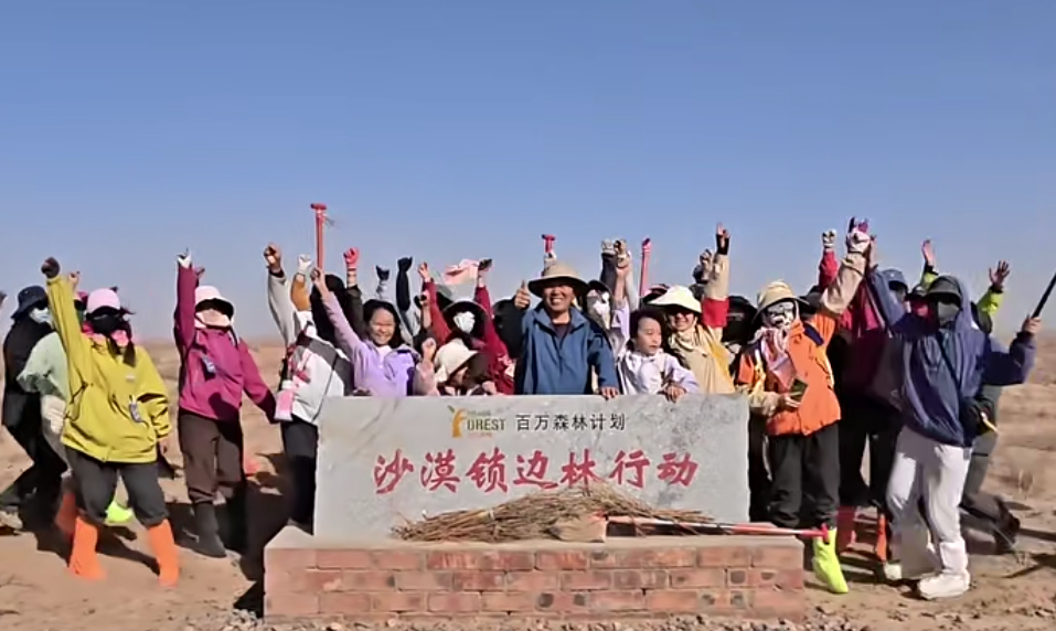 马俊河(居)与志愿者们在一起