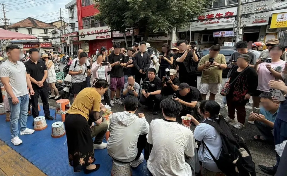 【雷军直播回应武汉过早争议:有人说我装,骂起来可能都解释不清楚…】雷