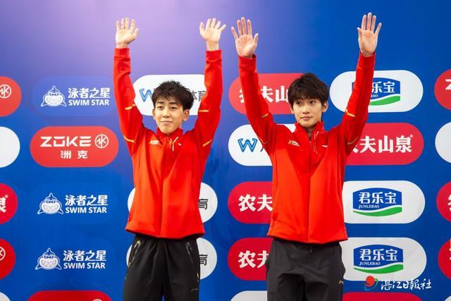 湛江籍运动员组合郑钧之(左)/崔彰喻(右)勇夺男双3米板项目冠军。
