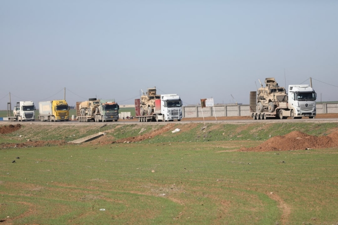 当地时间2月23日，多辆载有美军车辆的卡车从叙利亚卡斯拉克军事基地撤离。 图源：外媒报道配图