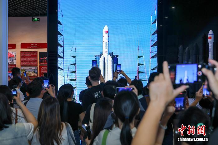图为海南全面深化改革开放和中国特色自由贸易港建设成果展吸引参观者的眼球。　中新网记者 骆云飞 摄