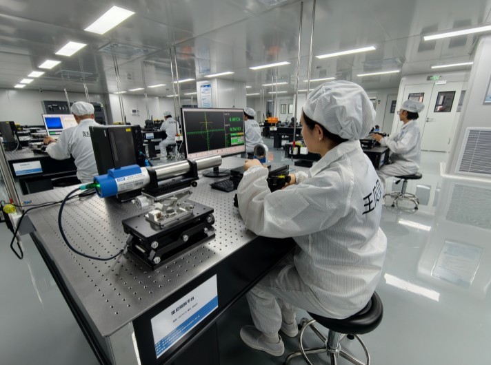 激光通信终端产品光机装配生产车间现场