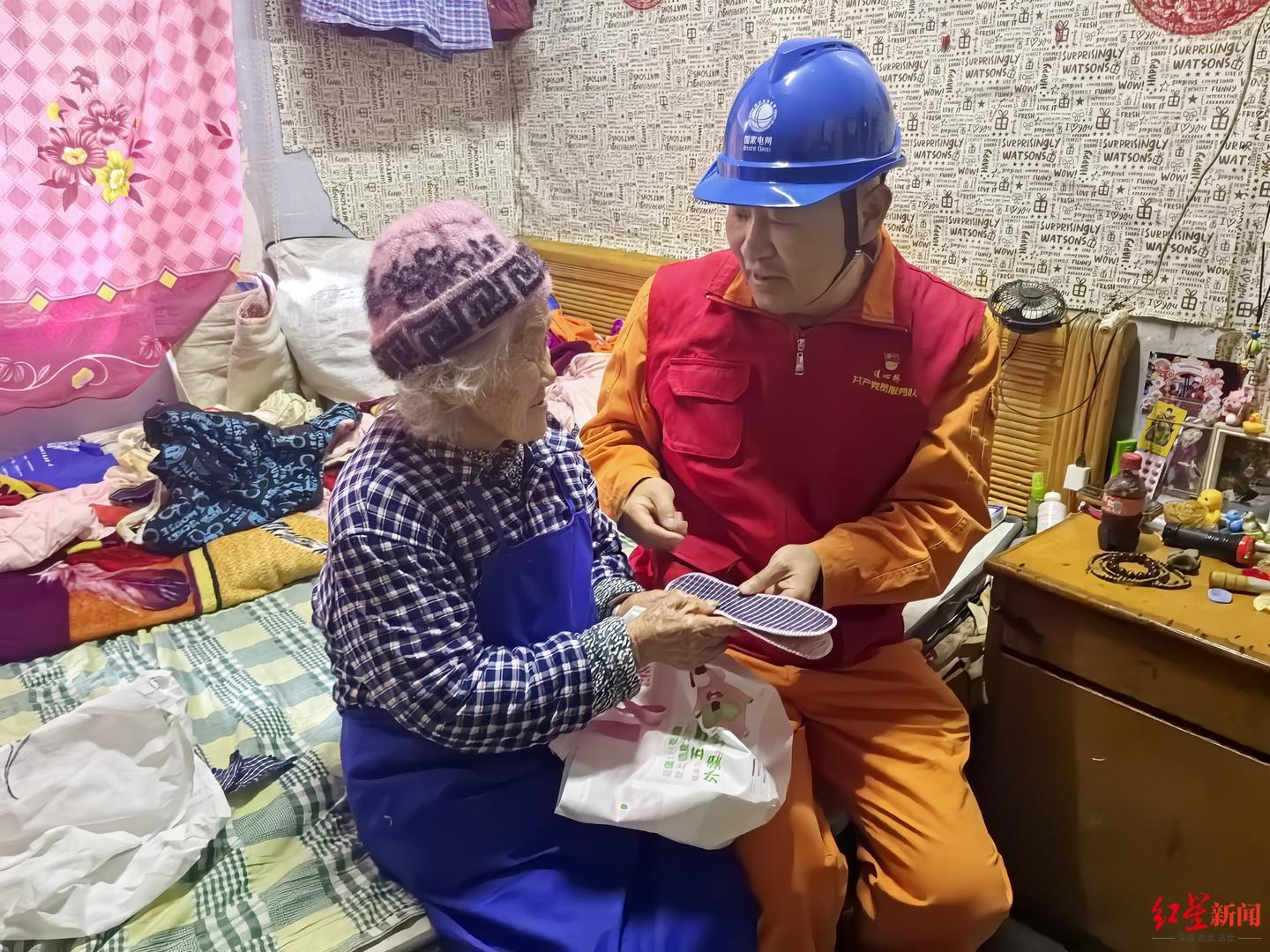 ▲老人将自己纳的鞋垫送给王从亮