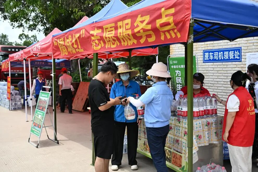 与马斯克黄仁勋库克同桌的她,刚刚捐了1个亿