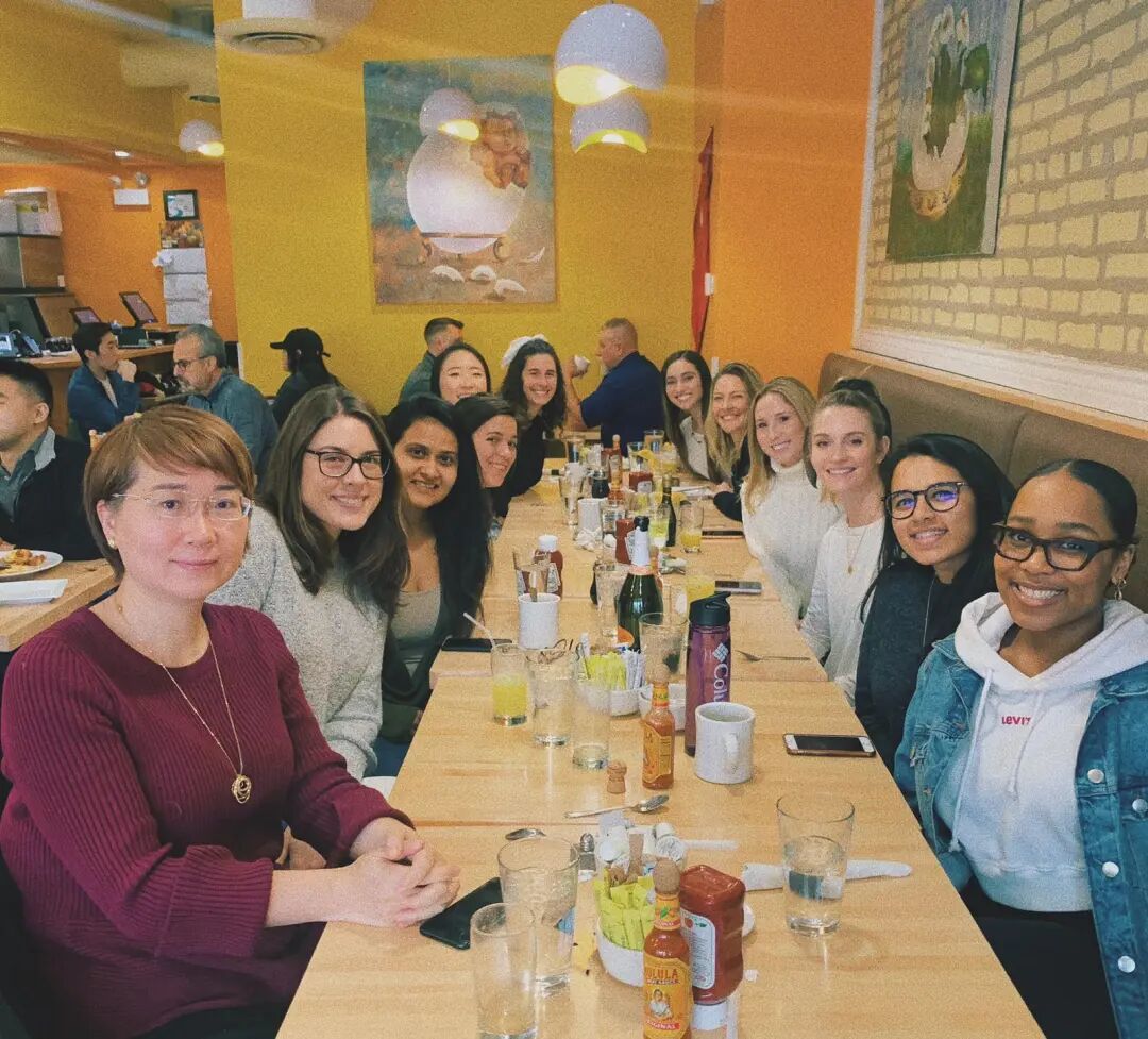 董娜与学习家庭婚姻治疗的同学们