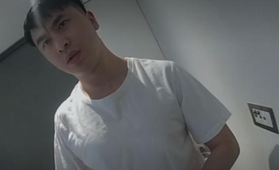 邹镇豪在伦敦公寓被捕时的警方摄像头录像 视频截图