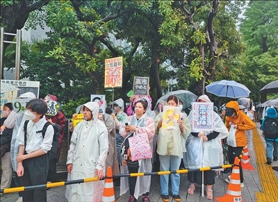 日前,日本民众冒雨在首相官邸附近举行集会,反对高市早苗政府加速扩充军备的危险行径。本报记者 刘文璋摄