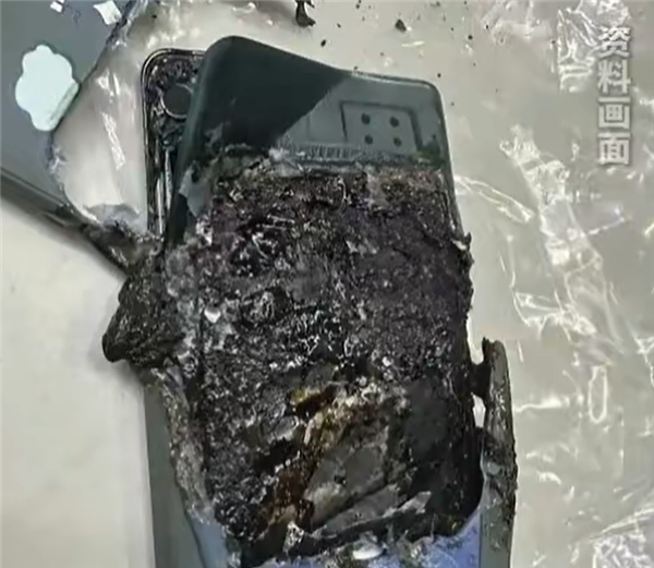 后怕不已!  手机放枕边充电凌晨突然爆炸：屋内瞬间烟雾缭绕