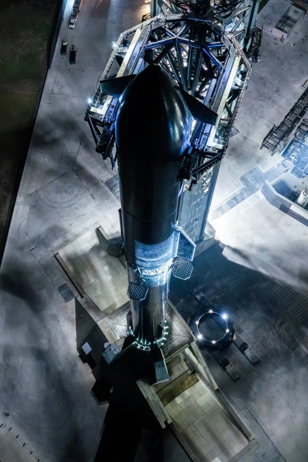 堆叠完成的B20/S40星舰组合体|SpaceX