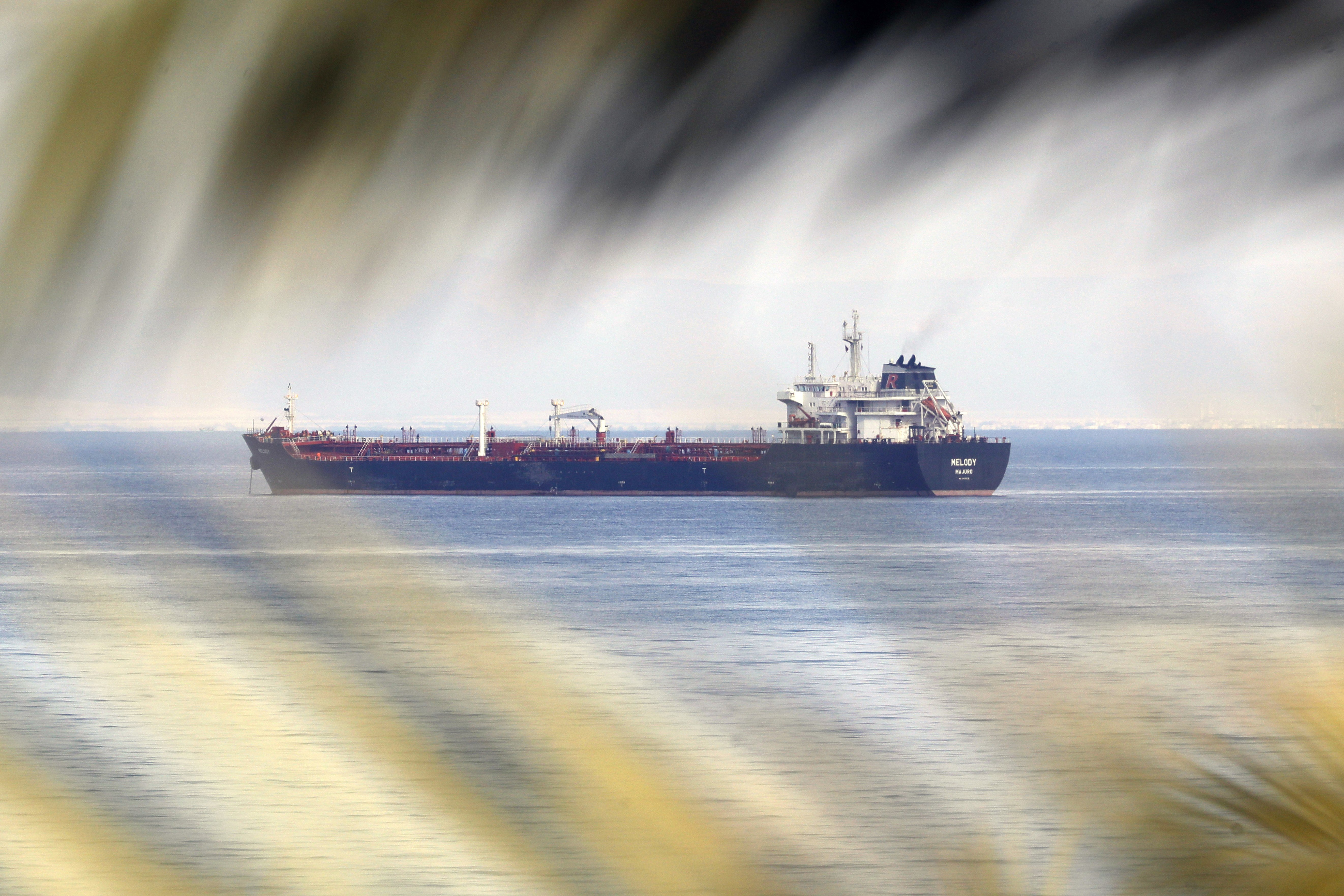 3月11日，油轮在靠近埃及苏伊士运河入口处的红海海域行驶。新华社发（艾哈迈德·戈马摄）