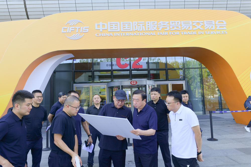 2023年8月28日，董亦军同志（前右二）在中国国际服务贸易交易会举办地，对交通服务保障工作进行现场踏勘。新华社发
