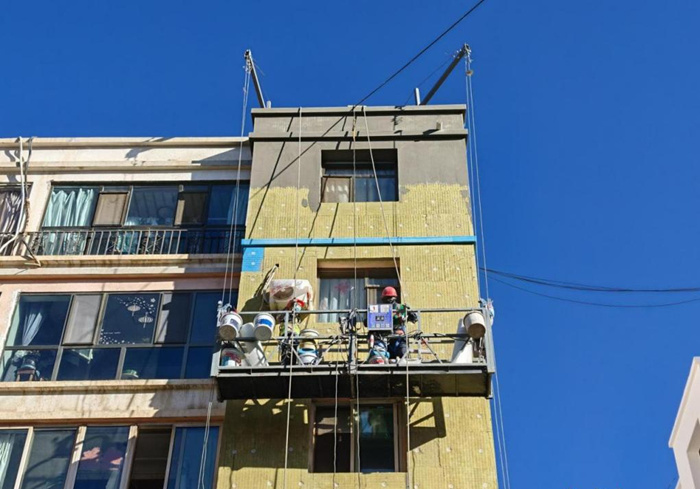 武威市老旧小区外墙保温改造施工现场。徐燕摄
