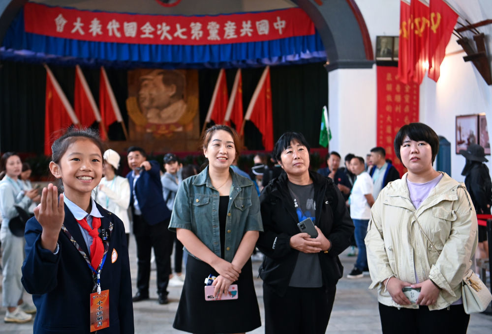 2023年8月29日,小讲解员在陕西延安杨家岭革命旧址为游客讲解。