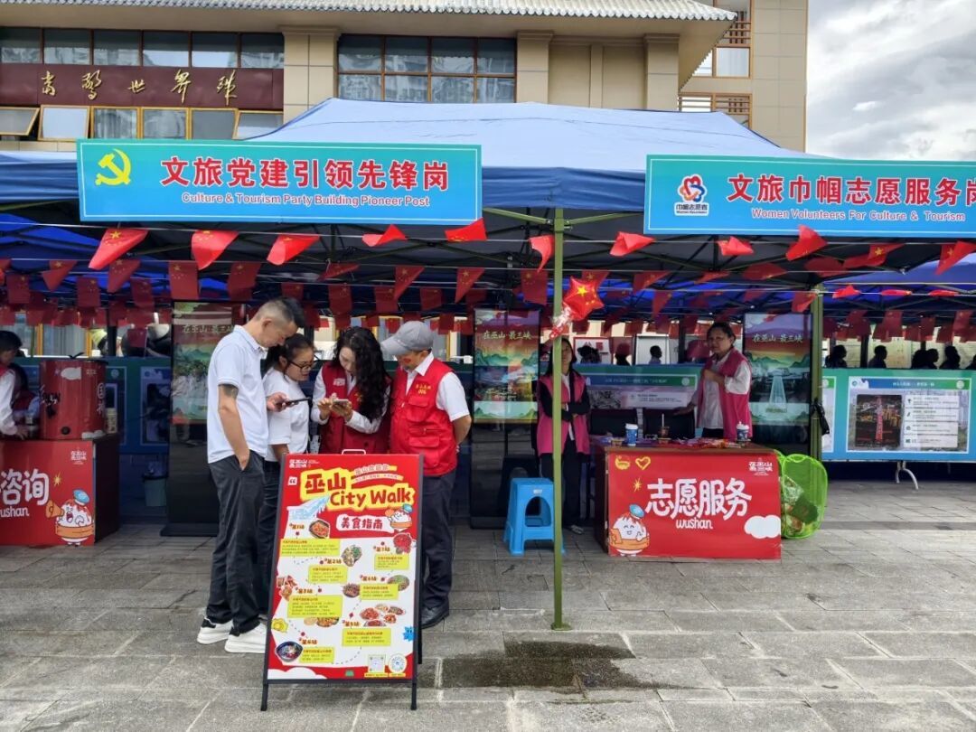 志愿者为游客提供咨询服务。鲁作炳 摄.jpg