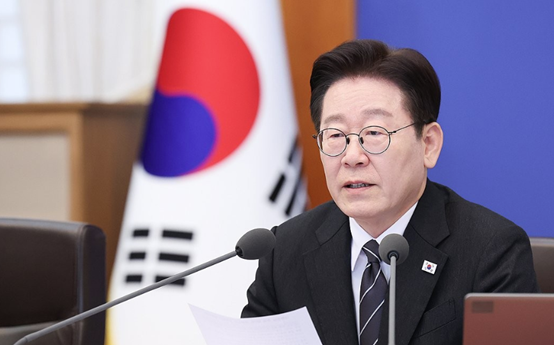 李在明10日参加会议时的画面 图源:外媒