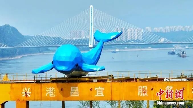 宜昌在滨江廊道上建起江豚公园。(无人机照片)周星亮 摄