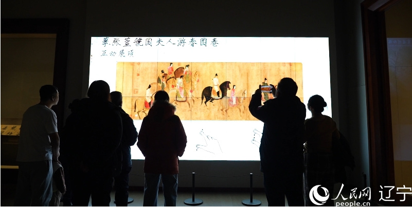 观众在屏幕前观赏300亿像素的《虢国夫人游春图》。人民网记者 周颂雪摄