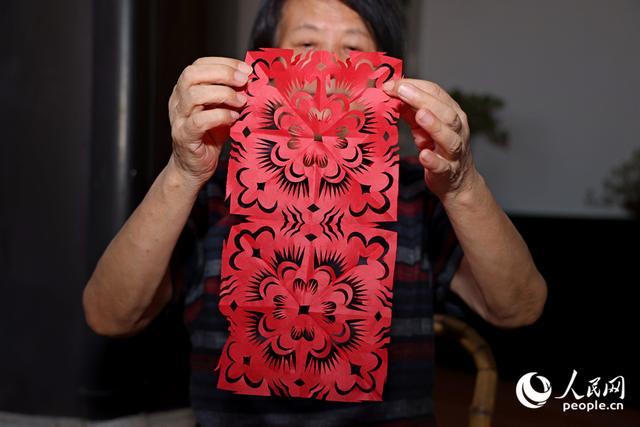 现场制作的非遗剪纸作品。人民网记者 陈博摄