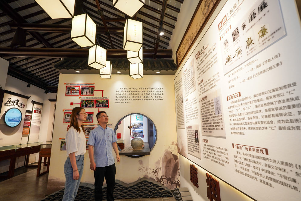 2024年7月4日，参观者在苏州市吴江区平望镇廉洁教育基地莺湖廉园内参观。新华社记者 李博 摄