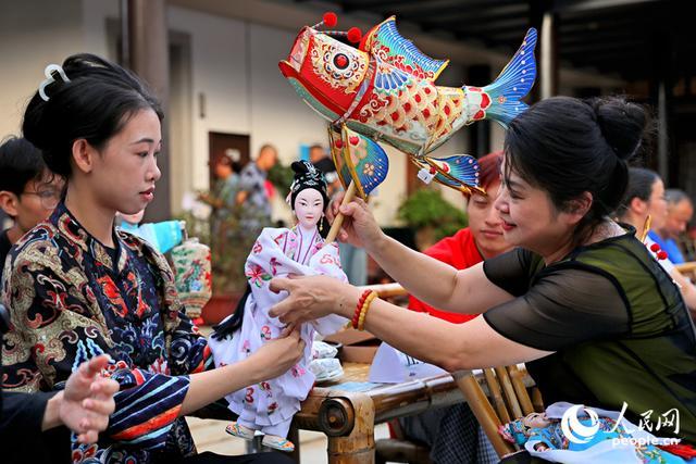 栩栩如生的布袋木偶展示。人民网记者 陈博摄