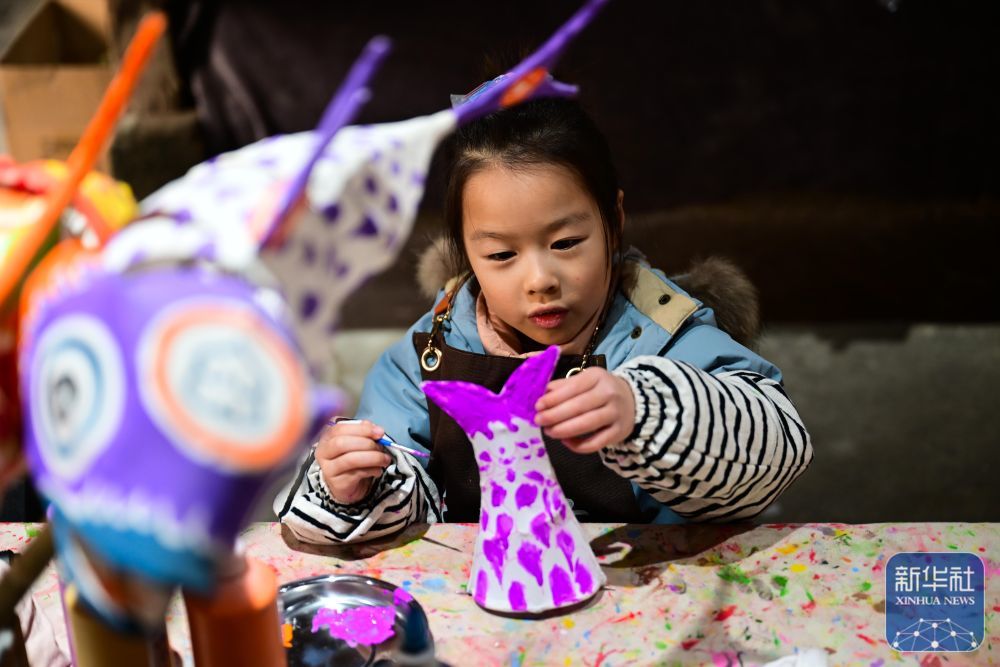 2月8日,小朋友在瞻淇村里体验鱼灯制作。