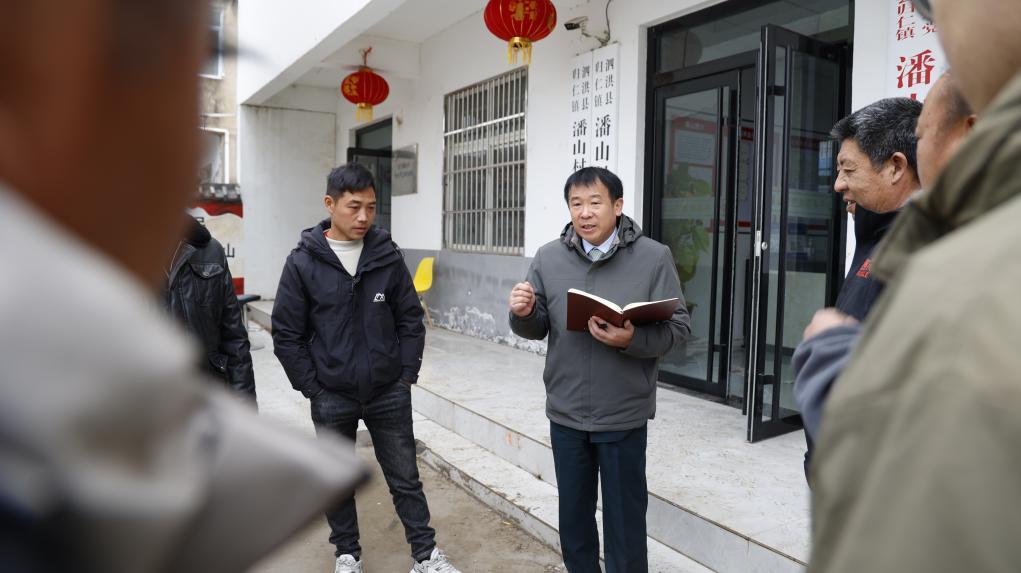 2026年2月27日上午，全国人大代表殷勇在江苏省宿迁市泗洪县归仁镇潘山村听取群众意见建议。