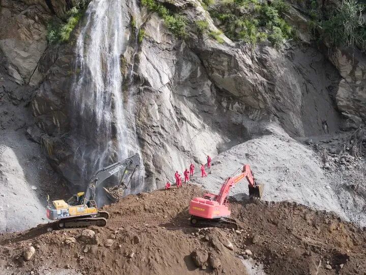 G216线受吉隆泥石流灾害冲毁的道路，已抢通至距离吉隆口岸一公里以内。