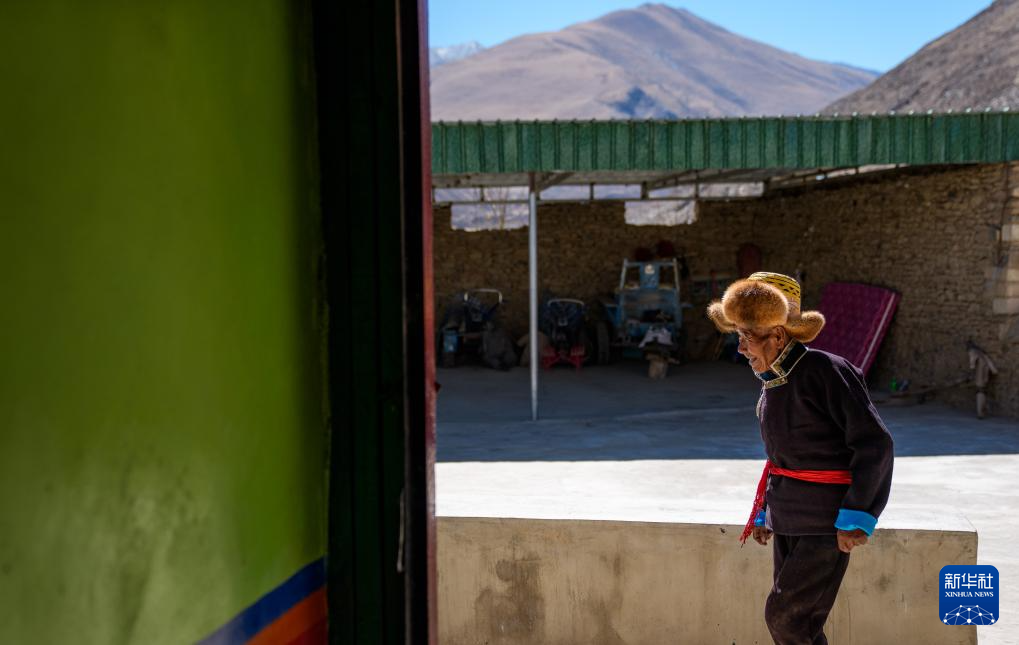 白玛扎西在家中散步（3月26日摄）。