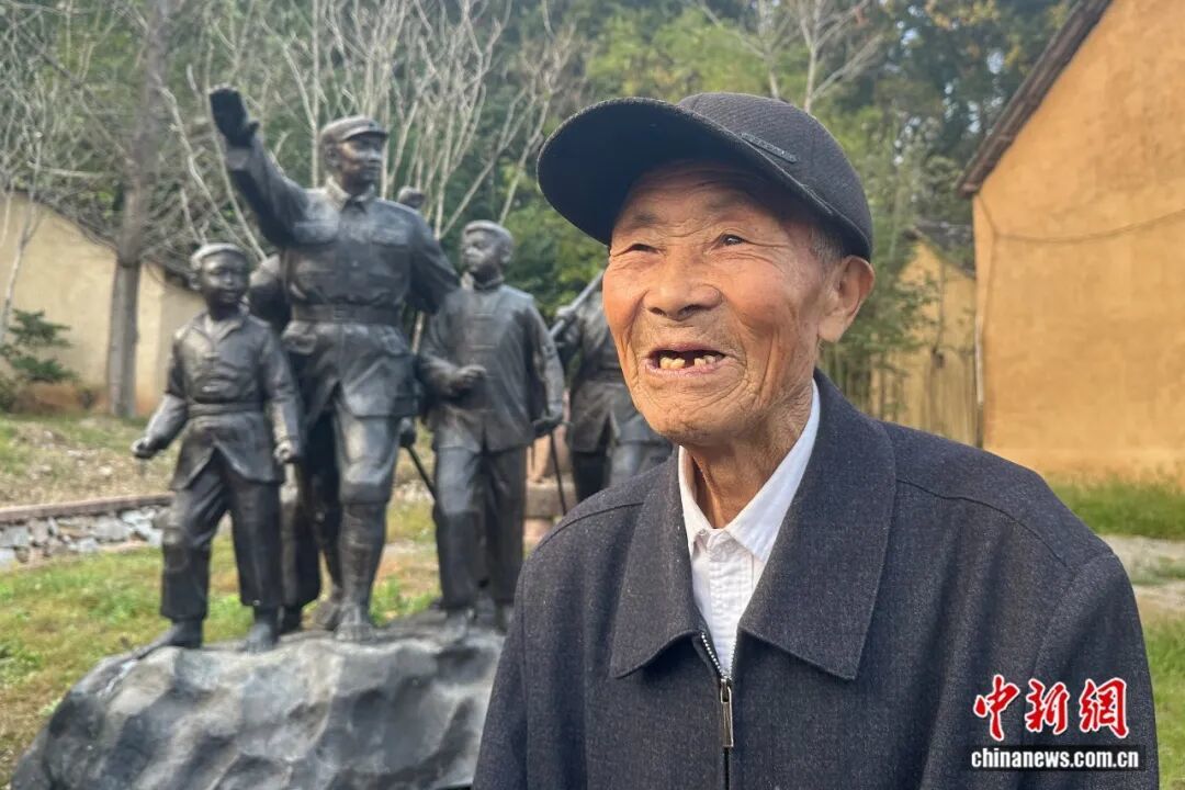 图为王茂贵老人接受中新网采访。王佳宁 摄