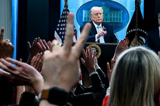 ◆4月7日，特朗普出席白宫举行的新闻发布会。（图源：《纽约时报》）