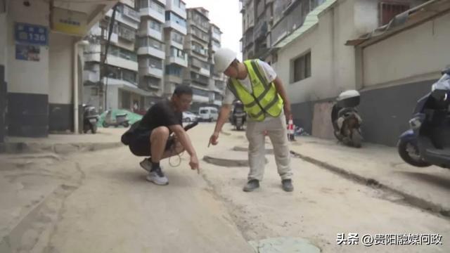 中建四局安装工程有限公司现场施工员郑远寿（右一）在现场向融媒问政记者介绍情况